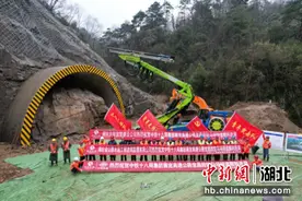 襄宜高速公路宜昌段驻马场隧道正式施工图片