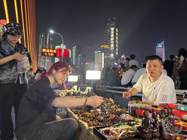 10分钟，重庆千厮门大桥上“空降”一个热闹夜市