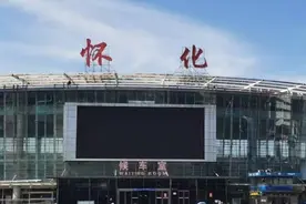 受暴雨影响，怀化火车站部分旅客列车临时停运图片