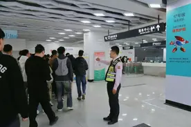 进博会首日，上海地铁2、17号线国家会展中心站客流同比均有增加图片