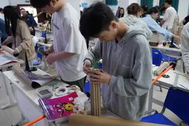 独家课堂！湖南高校举办花炮非遗体验活动，学生手工组装“加特林”图片