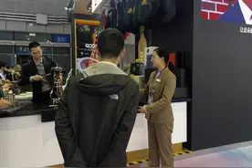 百余名专业志愿者进博会正式上岗图片