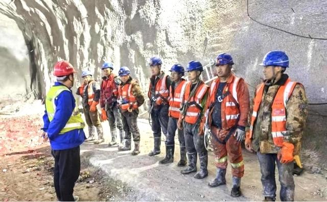 海拔3700米！在世界屋脊“穿山引水”，全球抽水蓄能电站之最在这里建起