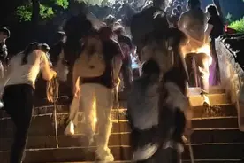 泰山陪爬火了，包登顶，一单能挣100元，女客户居多，单子接不过来图片