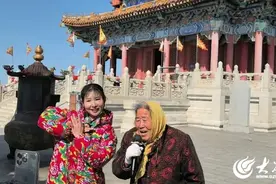 沂蒙精神再焕新“声”！81岁“头巾奶奶”唱响《沂蒙山小调》图片