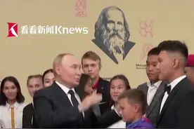 普京出席中学公开课：我家小孩会说中文还很流利图片