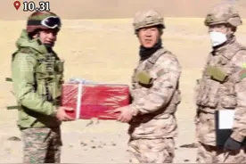 中印边境现温馨一幕 两军士兵在边境点互赠糖果图片