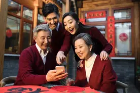 父母沉迷短剧成年轻人“心病” 部分子女反映影响家庭关系图片