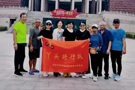 河南开封”丫头骑行团”到达台儿庄古城图片