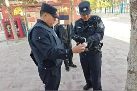 校园上演“蛇出没”  民警捕蛇护平安图片