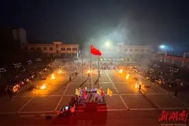 篝火燃心，乐动青春——华容县操军中学举行“庆元旦、迎新年”烟火季篝火晚会图片