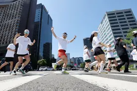 频繁占用公共空间，韩国跑步团队被批“太扰民”图片