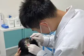 再现“致命”鲨鱼夹！成都一六旬老人被车撞倒 鲨鱼夹扎进后脑勺图片