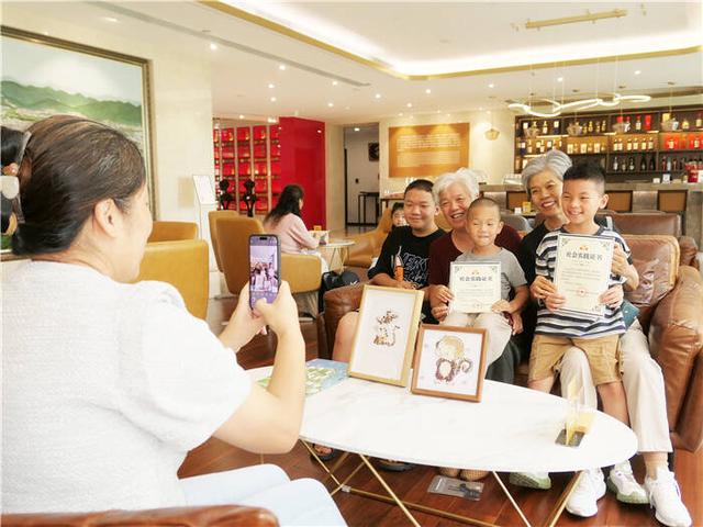 青岛市崂山区“博学游记”活动走进青岛新星酒文化博物馆