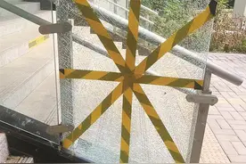 西安云巴个别站点钢化玻璃出现裂纹 工作人员回应图片