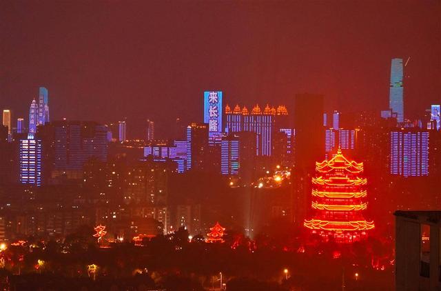 武汉雨中灯光秀    绝美！