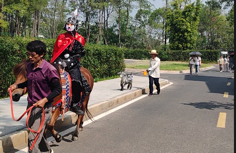 吉安县国庆首日人气拉满！全域文旅盛宴火热启幕，非遗、亲子、萌宠嗨不停