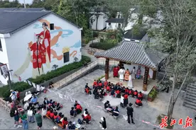 树叶为“剑”、挖土找虫，孩子们在“七彩研学”中自创新玩法图片