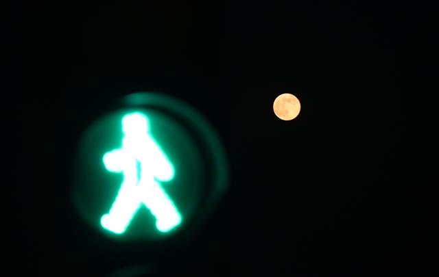 敦煌：明月映大漠