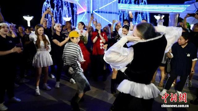 江边“斗舞”、打卡稻田公园 俄罗斯游客狂欢“夜同江”
