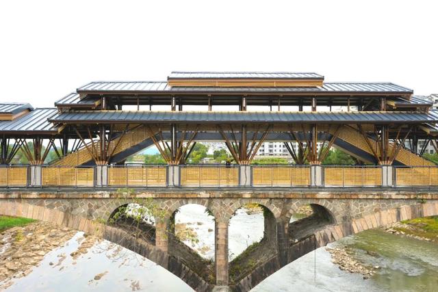 南平武夷山这座老桥 “披” 上竹衣归来