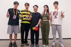 狠狠期待！陈奕迅联手奥运冠军合唱《孤勇者》图片