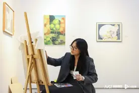 18岁女画家开个展“出花园”，作品多关注女性主义图片