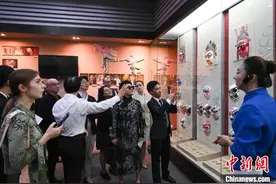 在渝外籍人士走进重庆市川剧院 沉浸式感受川剧魅力图片