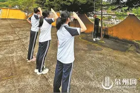 最后3名学生毕业，南安市路荇小学举行最后的升旗仪式——山村小学“转场” 教育继续“前进”图片