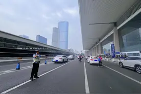 急着赶火车，从哪儿进站最快？请查收成都东站“五一”交通指南图片
