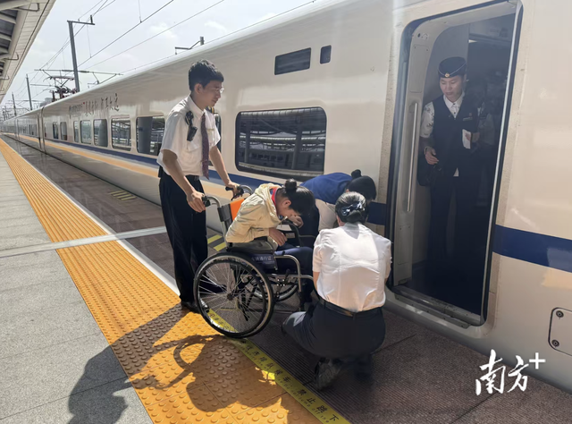 列车临停3分钟 紧急救助患病旅客