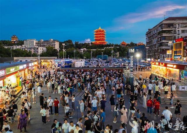 黄鹤楼红墙秒变“星光大道”，氛围感拉满！