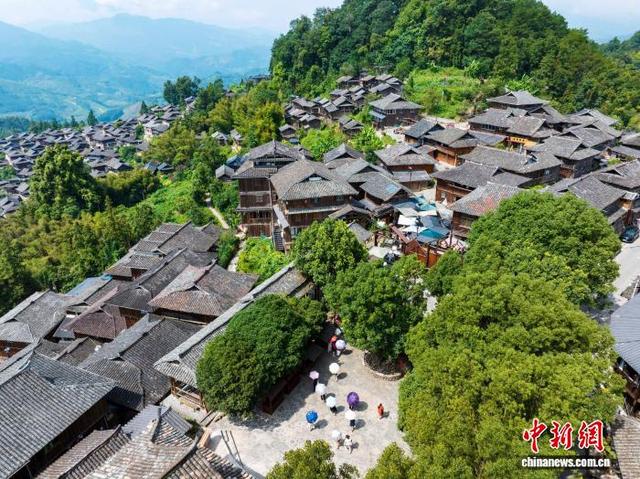 贵州岜沙苗寨迎来暑期旅游旺季