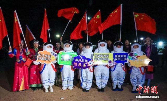 神舟二十一号升空 航天迷现场见证“宇宙级浪漫”