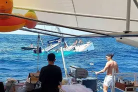 窗户脱落涌入海浪！33名中国游客泰国遭遇游船险情现场曝光图片