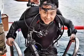 失联潜水员家属赶赴现场，同俱乐部教练：下潜位置深，在找水下机器人搜寻图片