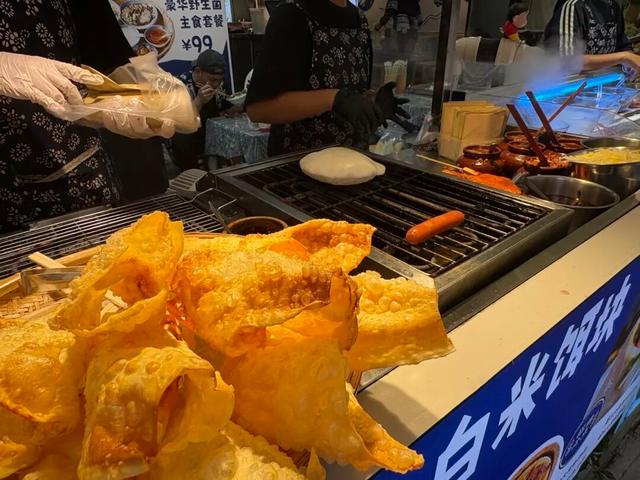 国庆充电选昆明丨米线、粑粑卷、烧饵块……在昆明老街“晕碳”了