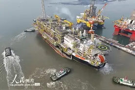 山东烟台：超大型“海上石油加工厂”起航图片
