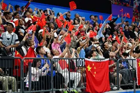 中国姑娘加油！女篮决赛现场飘满五星红旗图片