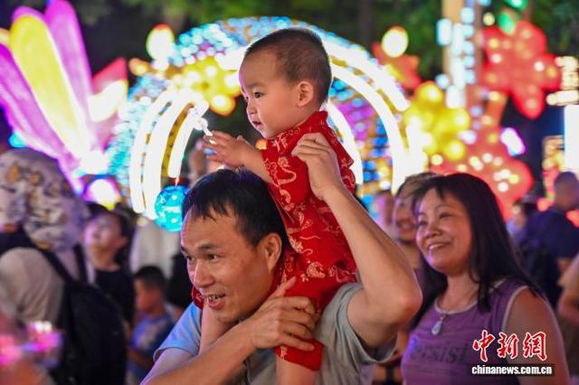 广州：民众游灯会欢度中秋佳节