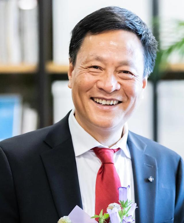 北大教授俞孔坚在巴西坠机身亡	，当天曾发视频称“探秘刚刚开始	”；事发时飞机突然失去高度坠落并爆炸，机龄已67年；巴西总统发文悼念