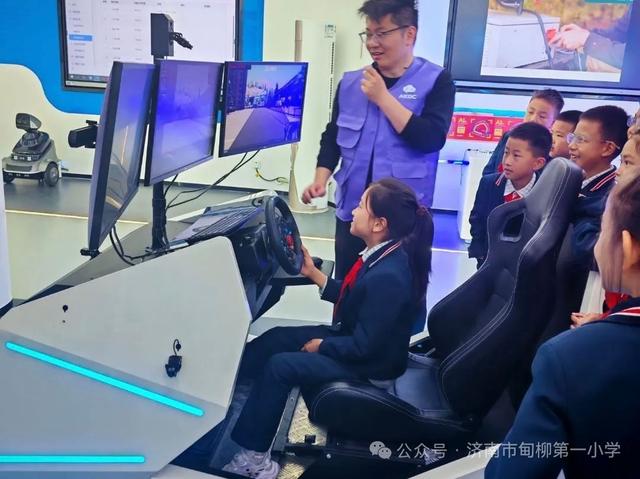 济南市甸柳第一小学学子沉浸式体验人工智能