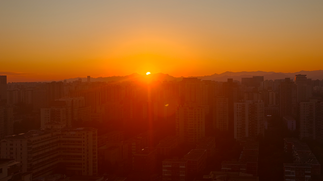 暮色把城市镀成金红，傍晚的北京太美了！
