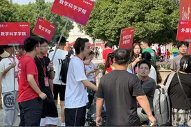 轮椅上的脑瘫男孩保研成功！学院决定：这个专业以后在1楼上课图片