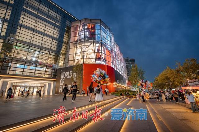 一年四季 泉在济南丨济南泉城路商圈：夜色如织，尽显都市繁华活力