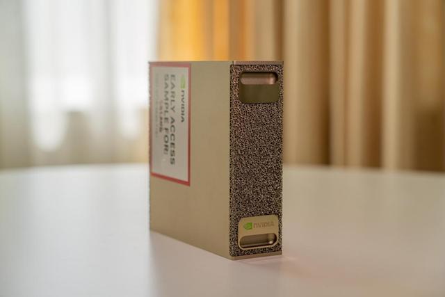 英伟达AI超算3999开售，「掌心之中」可部署所有大参数开源模型