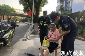 92岁老人街边摔倒，警民联手救助为其买来“爱心包子”图片
