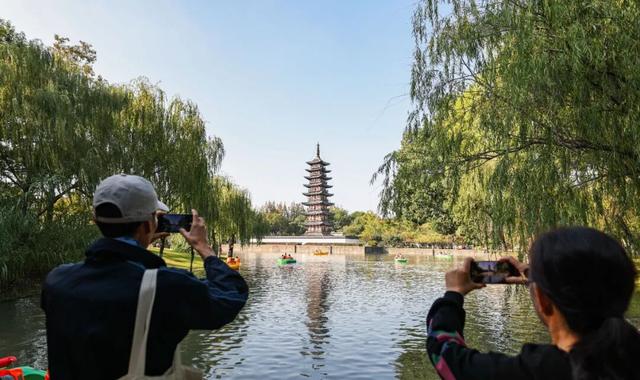 金秋时节，市民在方塔园度过惬意时光