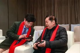“网红教授”郑强与福建福耀科技大学创始人曹德旺同台互动图片