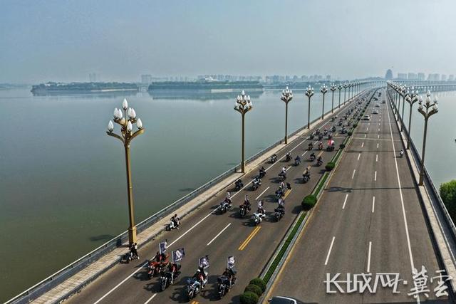 2025中国迁安“滦河1号公路”重机车巡游活动举行
